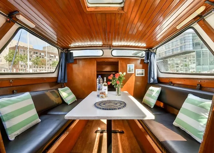 Houseboat Center 'messi' * Амстердам