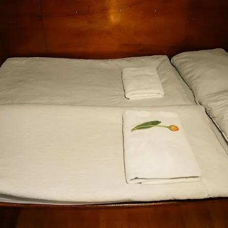 Houseboat Center 'messi' Båthotell