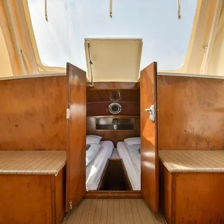 Houseboat Center 'messi' Bateau-hôtel *