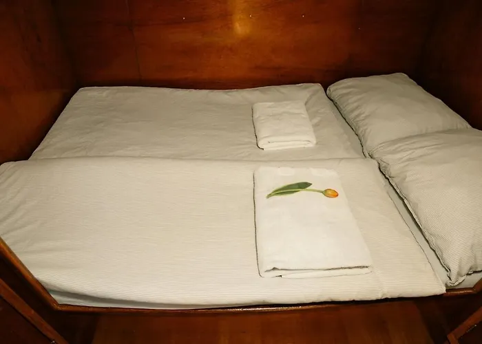 Houseboat Center 'messi' Botel