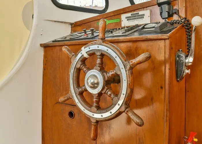 Houseboat Center 'messi' Botel