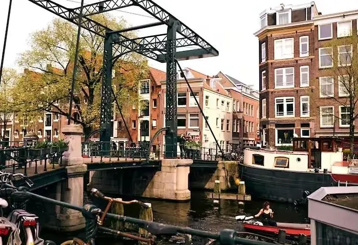 Houseboat Center 'messi' * Amsterdam