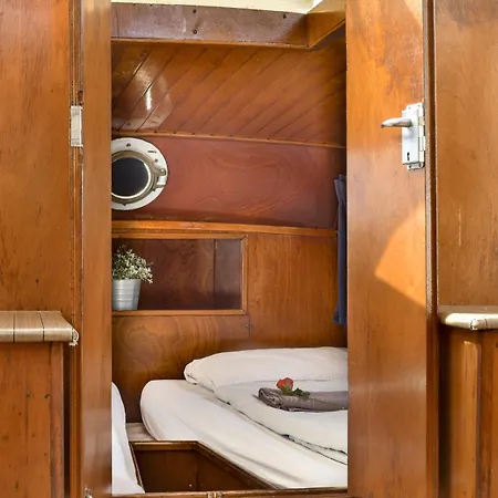 Houseboat Center 'messi' Botel