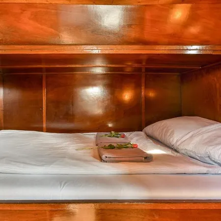 Botel Houseboat Center 'messi'