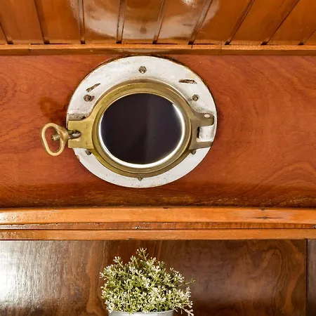 Botel Houseboat Center 'messi' *