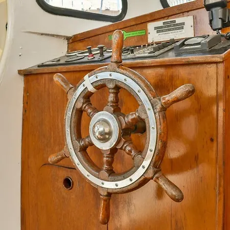 Houseboat Center 'messi' Botel